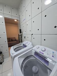 a bathroom with a washing machine in a room at Quarto com Ar Condicionado e banheiro no centro in Montes Claros