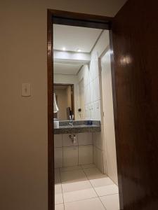 a bathroom with a sink and a mirror at Quarto com Ar Condicionado e banheiro no centro in Montes Claros +5 photos