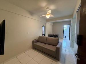 a living room with a couch and a ceiling fan at Apto com 2 quartos e A/C ao lado da Santa Casa in Montes Claros +41 photos