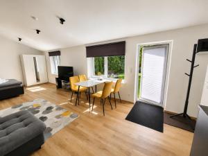 a living room with a table and chairs at Pärnu Saunamaja saun, aed, mere lähedal ja tasuta parkimine in Pärnu