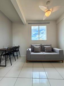 a living room with a couch and a table at Apto com 2 quartos e A/C no Centro in Montes Claros
