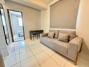a living room with a couch and a table at Apto com 2 quartos e A/C no Centro in Montes Claros