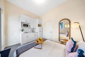 a bedroom with a bed and a mirror at El Jardin Inn in Miami