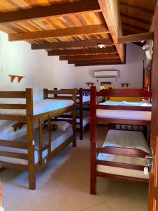 eine Gruppe von Etagenbetten in einem Zimmer in der Unterkunft Biergarten Hostel in Abraão