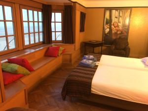 ein Hotelzimmer mit einem Bett und einem Sofa in der Unterkunft Hotel Villa Escale in De Panne