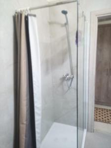 a shower with a glass door in a bathroom at Proche CENTRE VILLE - BALCON - VUE - Calme in Igoumenitsa