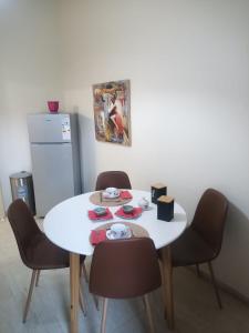 a white table with chairs and a white refrigerator at Proche CENTRE VILLE - BALCON - VUE - Calme in Igoumenitsa