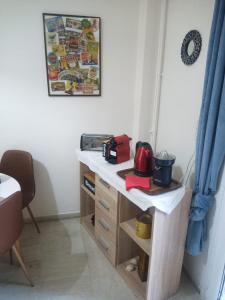 a desk in a room with a table at Proche CENTRE VILLE - BALCON - VUE - Calme in Igoumenitsa