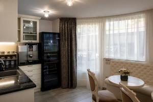 a small kitchen with a table and a window at Nádor Rezidencia in Győr