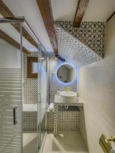 a bathroom with a sink and a mirror at Silk House in Souflíon