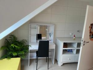 an office with a desk with a chair and a mirror at Admiralshütte XXL - für 12 Personen zwischen Dornumersiel und Bensersiel in Dornum +41 photos