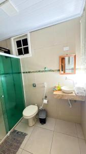 a bathroom with a toilet and a sink at Cantinho Aconchegante in Volta Redonda