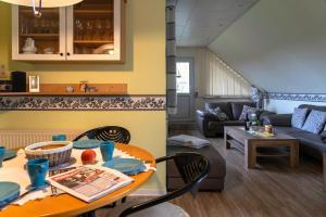 a living room with a table and a couch at Ferienwohnung STEUERMANN in Werdum in Werdum