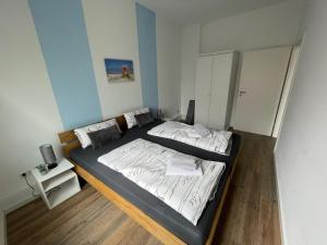 ein Schlafzimmer mit zwei Betten in einem Zimmer in der Unterkunft Brigg in Emden
