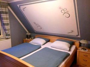 a bedroom with two twin beds with blue sheets at Ferienwohnung SCHIFFSJUNGE in Werdum in Werdum