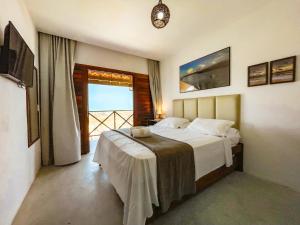a bedroom with a bed with a view of the ocean at Villa do Sol - Icaraí de Amontada in Icaraí +11 photos