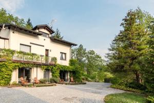 an exterior view of a house with a driveway at Ca'Luna Guest House in Mondovì