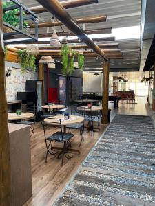 a restaurant with tables and chairs in a room at Serra Negra Pousada Spa - by Easy Hotéis in Guarapari