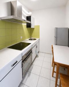 a kitchen with a sink and a refrigerator at Apartment Balkon Parkplatz Arbeitsplatz in Reutlingen