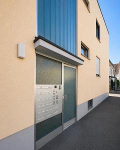a building with a glass door and a building at Apartment Balkon Parkplatz Arbeitsplatz in Reutlingen