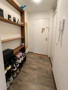 a room with a bunch of shoes on a shelf at Apartment Balkon Parkplatz Arbeitsplatz in Reutlingen
