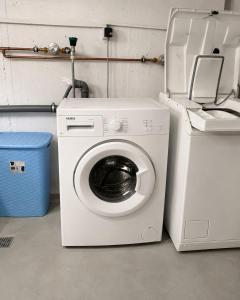 a washer and dryer next to a washing machine at Apartment Balkon Parkplatz Arbeitsplatz in Reutlingen