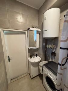 ein kleines Badezimmer mit Waschbecken und Toilette in der Unterkunft Stan Stefi in Pljevlja