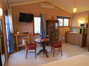 Gallery image of BellaTroun Chalet in Kefar Bin-Nun +18 photos