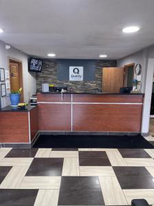 a lobby with a counter and a cashier at Quality Inn in Council Bluffs