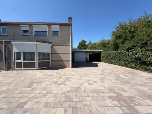 a brick house with a driveway in front of it at LUXURY Home Axel in Axel