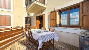 a table on the balcony of a house at Chez Bonheur in Osséja