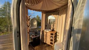 an outside view of a house with a window and a mirror at Hjertero - Hide Away Suite in Sortland