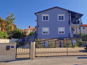 a blue house with a fence in front of it at Apartment Vanessa in Murine