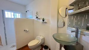 a bathroom with a green sink and a toilet at Casa Bella Mya in Taganga