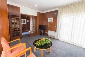 a living room with a couch and a table at Hotel Eurosol Leiria & Jardim in Leiria