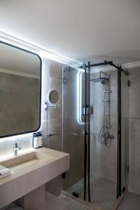 ein Badezimmer mit Dusche, Waschbecken und Spiegel in der Unterkunft Ridge Hotel Ehden in Ehden + 78 Fotos