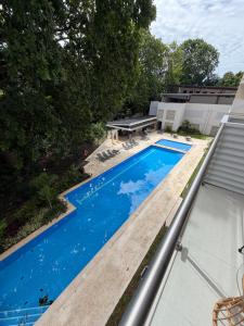 an overhead view of a swimming pool on a house at livejaco405A in Jacó