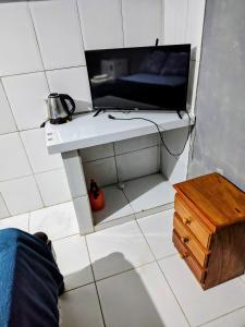 a room with a sink and a bed and a table at suíte feliz in Belém