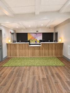 a meeting room with a podium and a stage with a green rug at Spark By Hilton Lake George Outlets in Lake George +12 photos