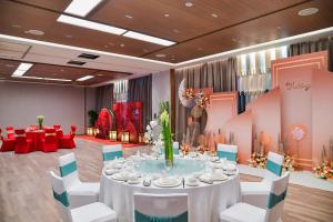 a dining room with a table and white chairs at Crowne Plaza Beijing Badaling by IHG in Yanqing +112 photos