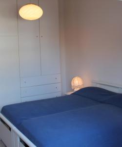 Un pat sau paturi într-o cameră la Appartamento Grado 5