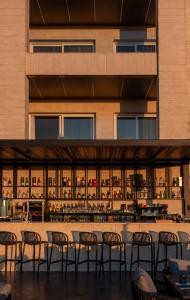 eine Bar mit Stühlen vor einem Gebäude in der Unterkunft Ridge Hotel Ehden in Ehden