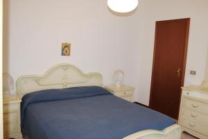 Un pat sau paturi într-o cameră la Appartamento Grado 5