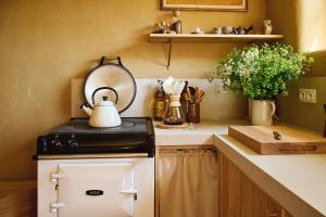 a kitchen with a tea kettle on top of a stove at De Volle Maan - Lentehuis in Sint-Lievens-Houtem