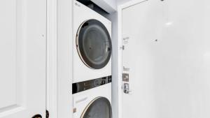 a washing machine and a dryer in a room at Romar Tower 6B in Orange Beach