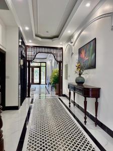 a hallway with a piano in a house at Vững Mạnh Hotel in Ðồng Ky +14 photos