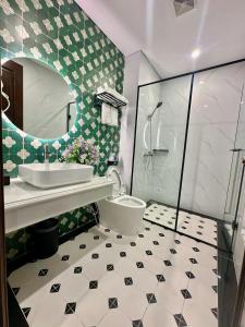 a bathroom with a toilet and a sink and a shower at Vững Mạnh Hotel in Ðồng Ky