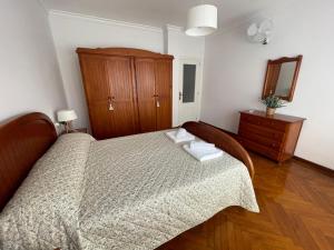 ein Schlafzimmer mit einem Bett, auf dem zwei Handtücher liegen in der Unterkunft Amancay in Cedeira