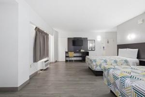 a hotel room with two beds and a desk at Motel 6-Washington, DC in Washington, D.C. +28 photos