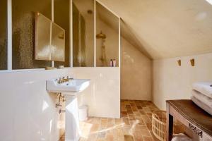 a bathroom with a sink and a mirror at De Volle Maan - Lentehuis in Sint-Lievens-Houtem
